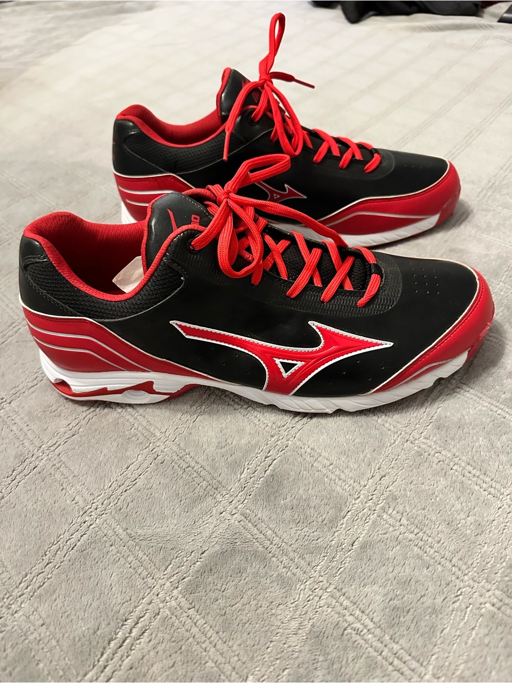 Mizuno Black and Red Performance Baseball Cleats